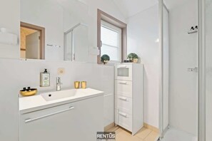 Shower, hair dryer, towels - Ardea Home - tranquillity between sea, polders and nature (Westende)