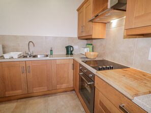 Dishwasher, cookware/dishes/utensils - Foyle Cottage (Strabane)