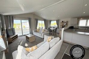 Living area - Golf Village 27 with Hot Tub (Mablethorpe, Lincs.)