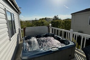 Outdoor spa tub - Golf Village 27 with Hot Tub (Mablethorpe, Lincs.)