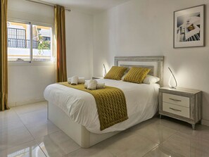2 bedrooms, in-room safe, iron/ironing board, travel cot - Apartment in centre of La Cala, 200 metres from beach (Mijas Costa)