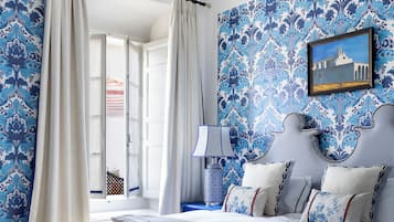 Habitación de diseño doble | Ropa de cama de alta calidad y edredones de plumas