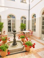 Quarto casal design | Vista para o jardim