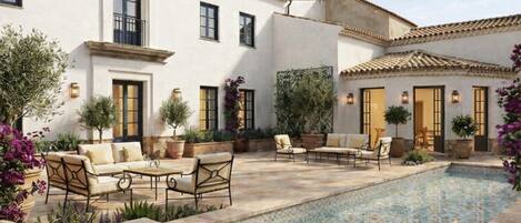 En säsongsöppen utomhuspool