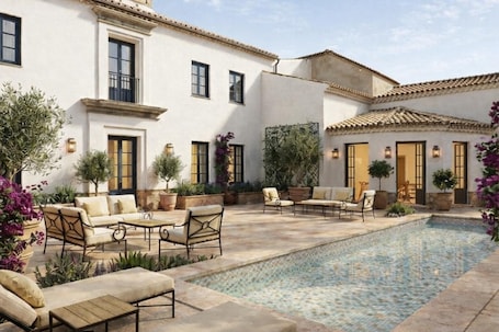 Una piscina al aire libre de temporada. Hotel Casa Treviño