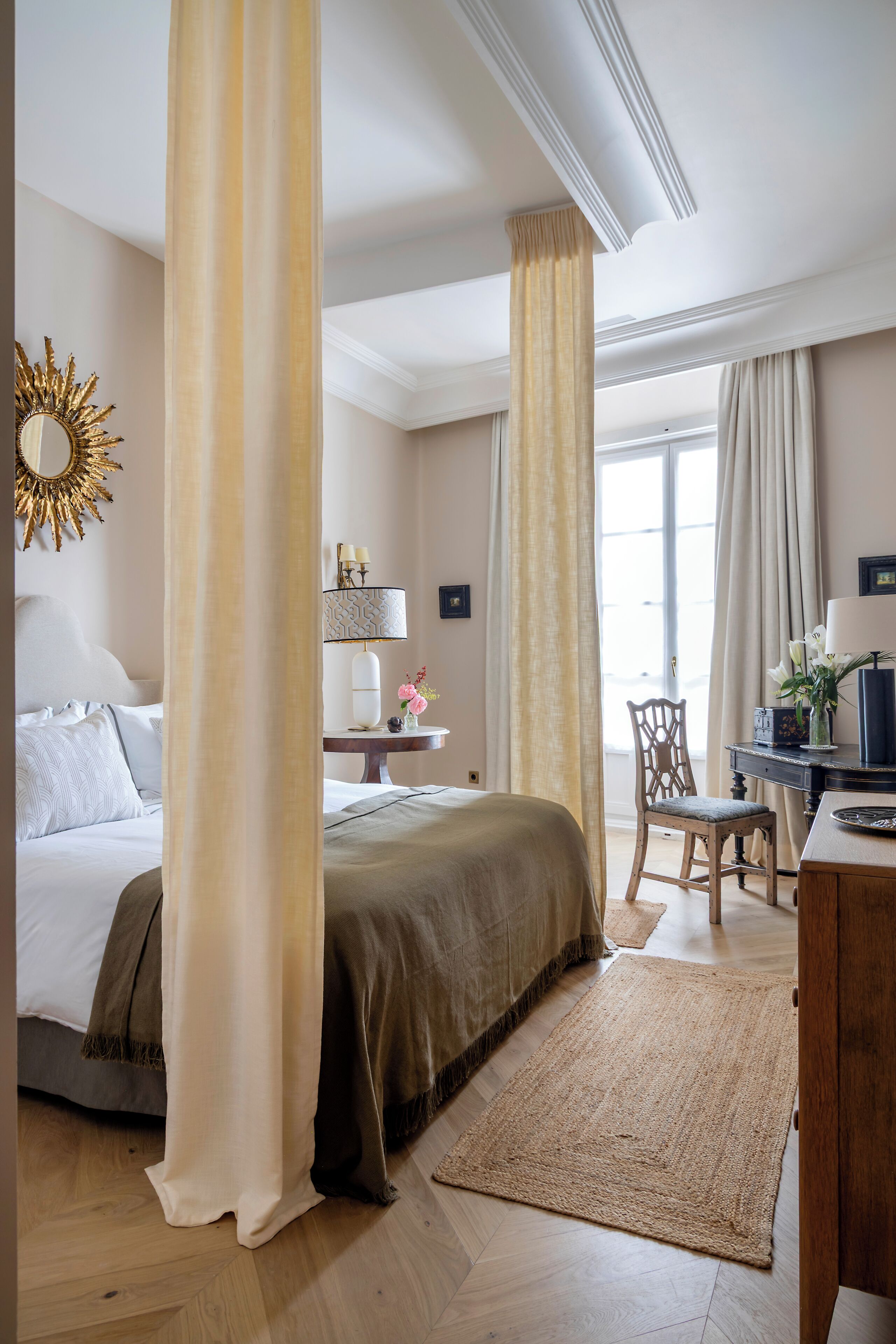Habitación cuádruple junior | Ropa de cama de alta calidad y edredones de plumas