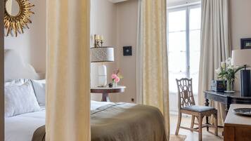 Habitación cuádruple junior | Ropa de cama de alta calidad y edredones de plumas