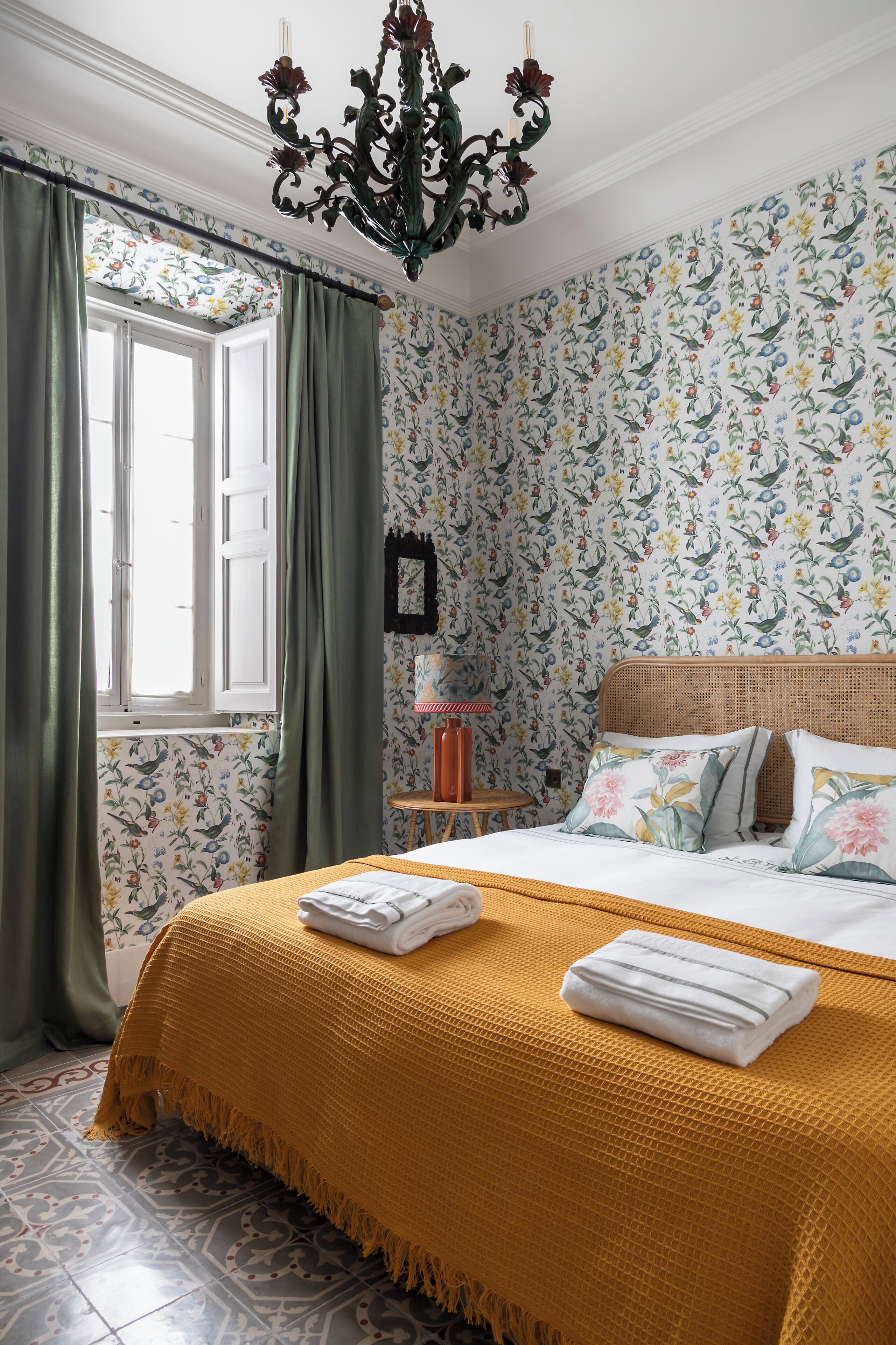 Habitación de diseño doble | Ropa de cama de alta calidad y edredones de plumas