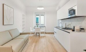 Living area - Welcome to Le Dimore dei Fiori,your corner of paradise in the heart of La Spezia with our renovated apartments, designed to offer you a stay in comfort and style.Each apartment is tastefully furnished, combining modern and functional elements to make you (La Spezia)