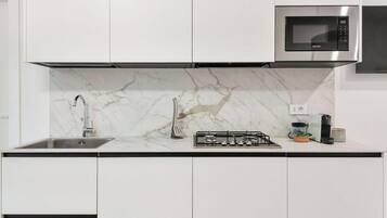 Kühlschrank, Mikrowelle, Geschirrspüler, Toaster