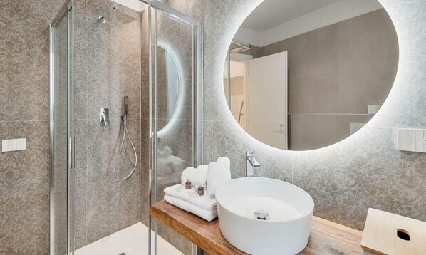 Shower, bidet, toilet paper - Welcome to Le Dimore dei Fiori,your corner of paradise in the heart of La Spezia with our renovated apartments, designed to offer you a stay in comfort and style.Each apartment is tastefully furnished, combining modern and functional elements to make you (La Spezia)