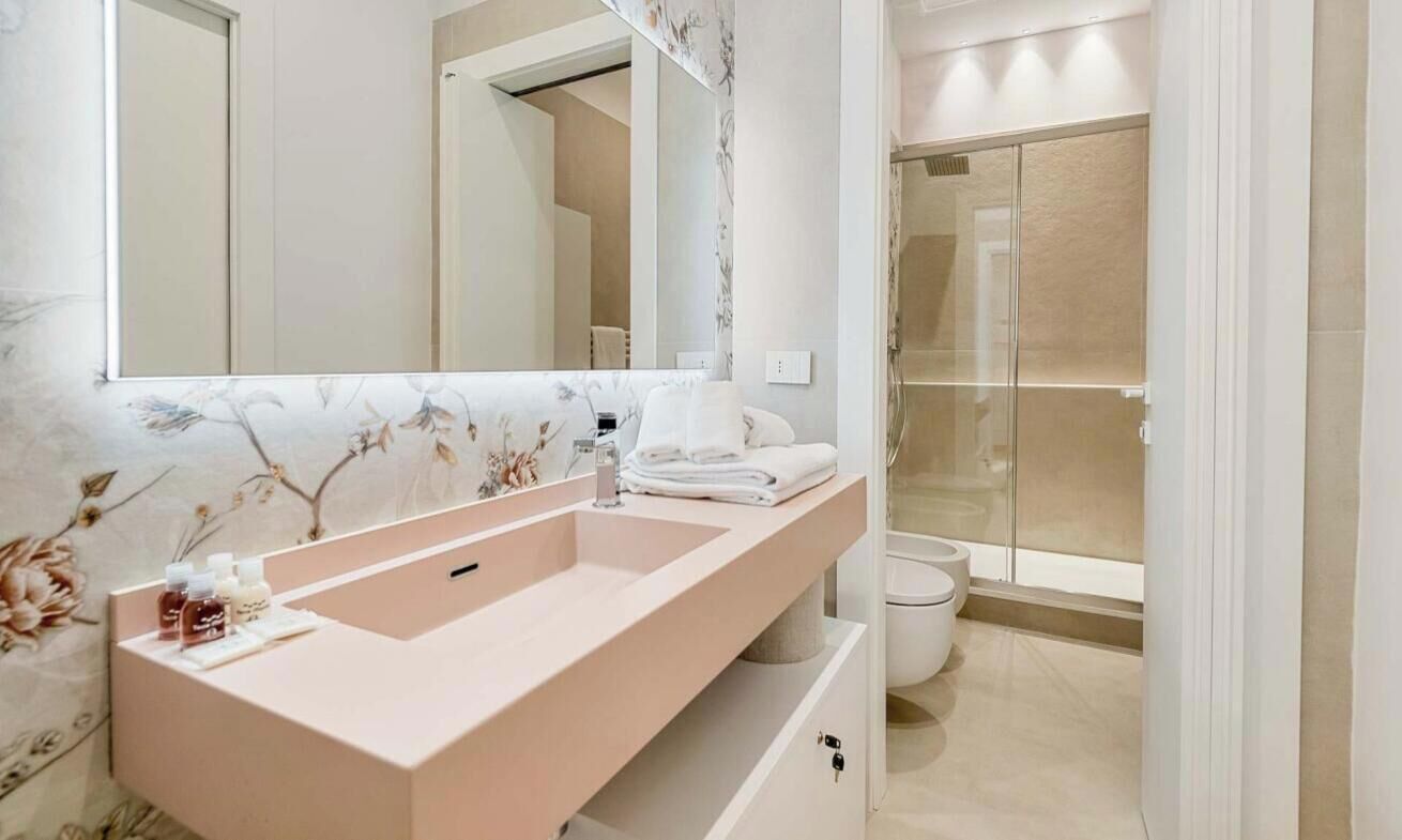 Regadera, bidet, papel de baño 