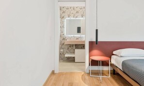 Iron/ironing board - Welcome to Le Dimore dei Fiori,your corner of paradise in the heart of La Spezia with our renovated apartments, designed to offer you a stay in comfort and style.Each apartment is tastefully furnished, combining modern and functional elements to make you (La Spezia)
