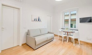 Living area - Welcome to Le Dimore dei Fiori,your corner of paradise in the heart of La Spezia with our renovated apartments, designed to offer you a stay in comfort and style.Each apartment is tastefully furnished, combining modern and functional elements to make you (La Spezia)