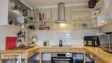 Lave-vaisselle, batterie de cuisine, vaisselle et ustensiles