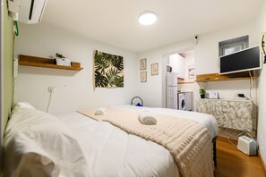 A bedroom with a bed, a television, a marble cabinet, and a wall-mounted shelf. - M Svf1304 Acogedor Estudio en Centro de Madrid (Madrid)