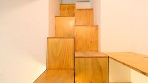 A wooden staircase with a modern design, leading to a landing area. - M Fga50e Acogedor d Plex en Chamber (Madrid)