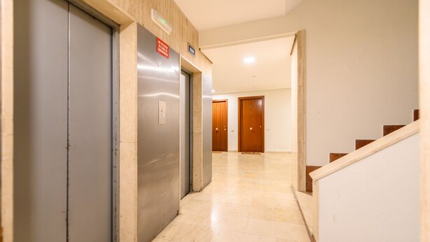 A hallway with a marble floor, a staircase, and two elevators. - M Mle16a2320 Amplio Piso 1 Dormitorio en Chamart (Madrid)