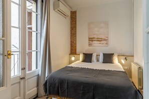 6 bedrooms, iron/ironing board, travel cot - Modern 6-Bedrooms Flat / Plaza Cataluña, Ramblas (08007 Barcelona)