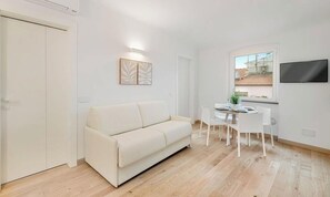 Living area - elcome to Le Dimore dei Fiori,your corner of paradise in the heart of La Spezia with our renovated apartments, designed to offer you a stay in comfort and style.Each apartment is tastefully furnished, combining modern and functional elements to make you  (La Spezia)