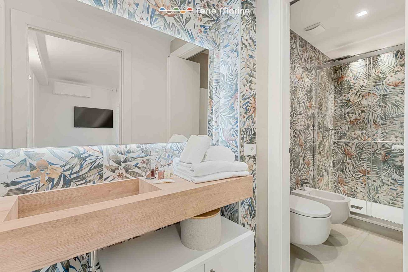Dusche, Bidet, Handtücher, Toilettenpapier