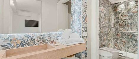 Shower, bidet, towels, toilet paper