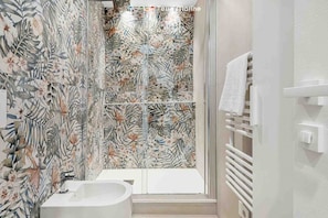 Shower, bidet, towels, toilet paper - elcome to Le Dimore dei Fiori,your corner of paradise in the heart of La Spezia with our renovated apartments, designed to offer you a stay in comfort and style.Each apartment is tastefully furnished, combining modern and functional elements to make you  (La Spezia)