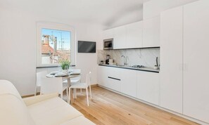 Interior - elcome to Le Dimore dei Fiori,your corner of paradise in the heart of La Spezia with our renovated apartments, designed to offer you a stay in comfort and style.Each apartment is tastefully furnished, combining modern and functional elements to make you  (La Spezia)