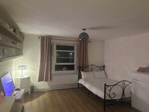 WiFi, bed sheets - Spacious studio flat in London (London)