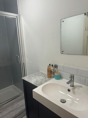 Shower, hair dryer, towels, soap - Spacious studio flat in London (London)