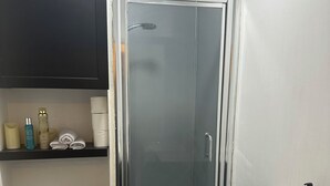 A bathroom with a toilet, shower, and sink. - Spacious studio flat in London (London)