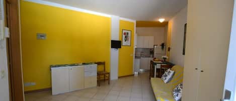 Studio, plusieurs chambres, balcon | Aire de séjour