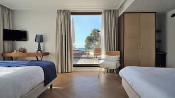 La Corniche Junior Suite - Panoramic Terrace with Sea View | Minibar, in-room safe, desk, soundproofing