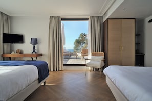 Luxe vierpersoonskamer | Een minibar, een kluis op de kamer, een bureau, geluiddichte muren