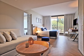 Quarto quádruplo júnior | Frigobar, cofres nos quartos, escrivaninha, quartos à prova de som