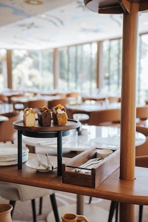 Café da manhã continental todos os dias mediante uma taxa