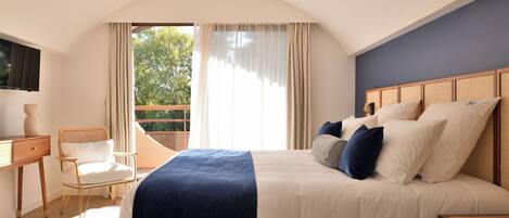 Minibar, in-room safe, iron/ironing board, free WiFi