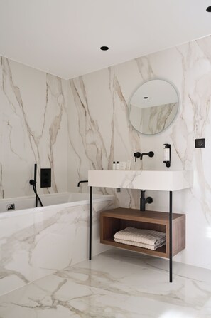 Neljän hengen perhehuone | Kylpyhuone | Suihku, hiustenkuivaaja, pyyhkeet, saippua