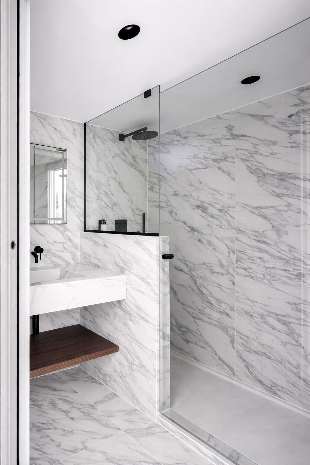 Ducha, secador de pelo, toallas y jabón