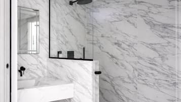 Ducha, secador de pelo, toallas y jabón