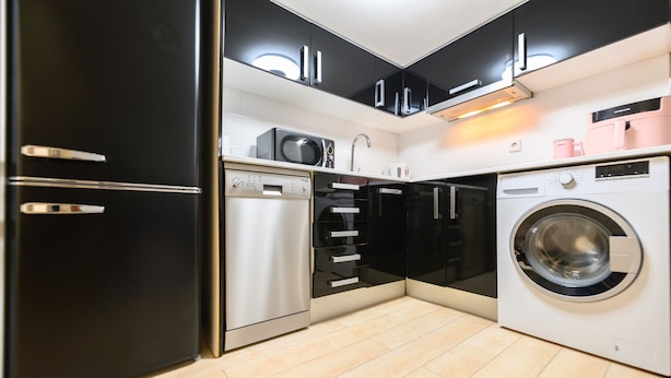 A compact kitchen with a dishwasher, microwave, and washing machine. - M Hor291 Moderno d Plex de 1 Dormitorio con Toda (Madrid)