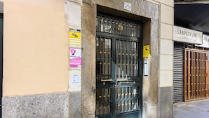 A building entrance with a black metal gate, a number 29 sign above it, and a sign for 'LABPERFUM' to the right. - M Hor291 Moderno d Plex de 1 Dormitorio con Toda (Madrid)