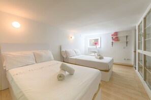 A hotel room with two beds, a window with a view, and a small pink decorative item on a shelf. - M Hor291 Moderno d Plex de 1 Dormitorio con Toda (Madrid)