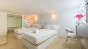 A modern hotel room with a large bed, a chair, and a vanity with lights. - M Hor291 Moderno d Plex de 1 Dormitorio con Toda (Madrid)