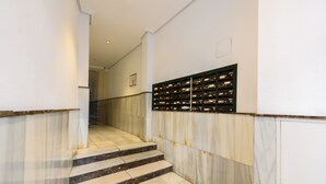 A marble staircase with a wall-mounted display case. - M Hor291 Moderno d Plex de 1 Dormitorio con Toda (Madrid)