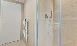 Shower, bidet, toilet paper - Welcome to Le Dimore dei Fiori,your corner of paradise in the heart of La Spezia with our renovated apartments, designed to offer you a stay in comfort and style.Each apartment is tastefully furnished, combining modern and functional elements to make you (LA SPEZIA)