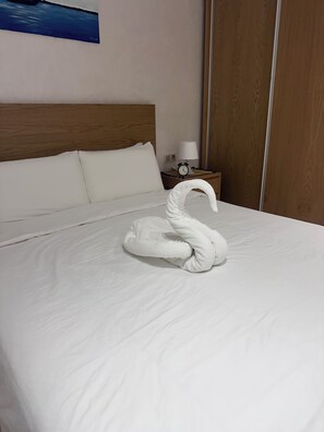 Tabla de planchar con plancha, wifi y ropa de cama 