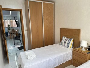 Tabla de planchar con plancha, wifi y ropa de cama 