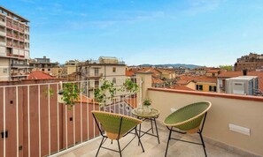 Outdoor dining - Welcome to Le Dimore dei Fiori,your corner of paradise in the heart of La Spezia with our renovated apartments, designed to offer you a stay in comfort and style.Each apartment is tastefully furnished, combining modern and functional elements to make you (La Spezia)