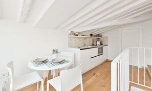 Fridge, microwave, dishwasher - Welcome to Le Dimore dei Fiori,your corner of paradise in the heart of La Spezia with our renovated apartments, designed to offer you a stay in comfort and style.Each apartment is tastefully furnished, combining modern and functional elements to make you (La Spezia)